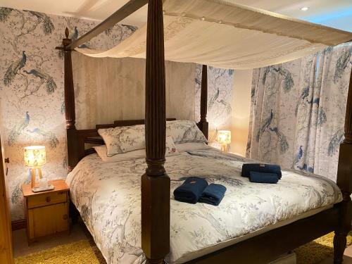 Tempat tidur dalam kamar di Lake District romantic get away in 1 acre gardens off M6