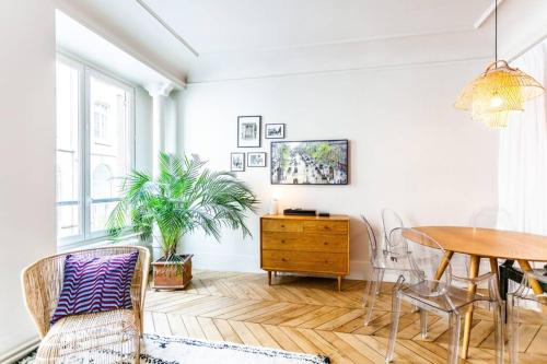 Champs-Élysées-Monceau-Luxury 2-Bedroom Apartment