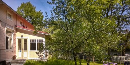 a house with a tree in front of it at Hanko Villa Anke & Janne in Hanko