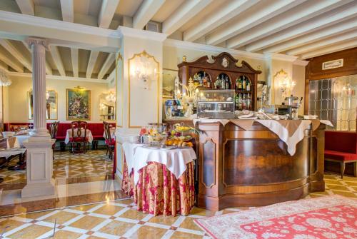 un restaurante con bar en una habitación en Canal Grande, en Venecia