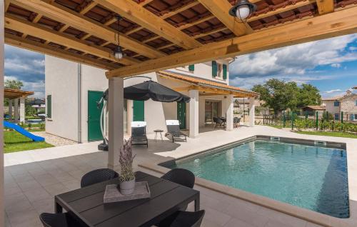 Der Swimmingpool an oder in der Nähe von Istrian Villa with Private Pool, Sauna & Garden