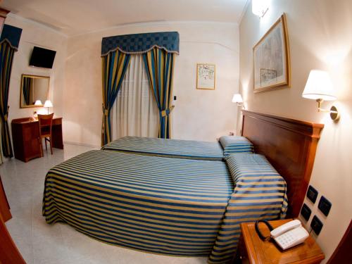 a hotel room with a bed and a table at Hotel Niagara in Catanzaro Lido