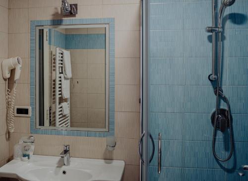 a bathroom with a sink and a shower with a mirror at Hotel Niagara in Catanzaro Lido