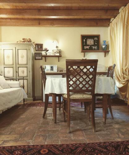 a dining room with a table and chairs at B&B Casa Camilla in Padova