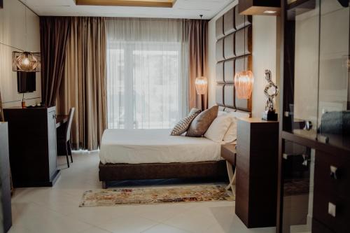 um quarto com uma cama e uma grande janela em Hotel Niagara em Catanzaro Lido