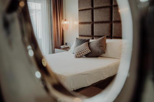a reflection of a bed in a mirror in a bedroom at Hotel Niagara in Catanzaro Lido