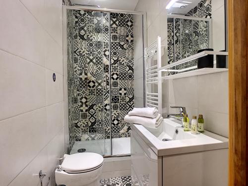 une salle de bain avec une douche, des toilettes et un lavabo dans l'établissement Nestor&Jeeves - ROSSETTI VIEUX NICE - Old Town - Close sea, à Nice