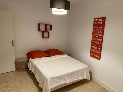ein Schlafzimmer mit einem Bett und einem Schild an der Wand in der Unterkunft 4 Rue Guigonis in Nizza