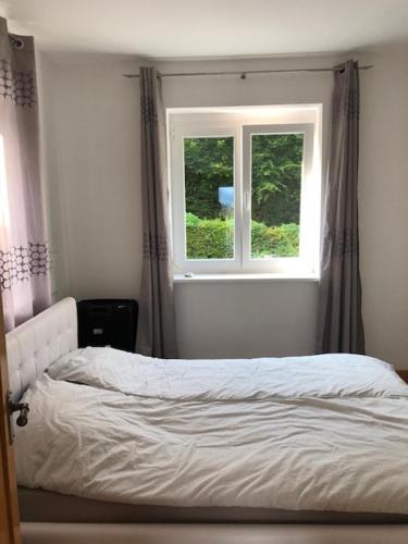 Velden View Ferienwohnung direkt am Wald mit großer Sonnenterrasse und grandiosem Karawankenblick
