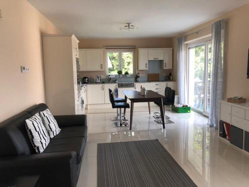 Velden View Ferienwohnung direkt am Wald mit großer Sonnenterrasse und grandiosem Karawankenblick