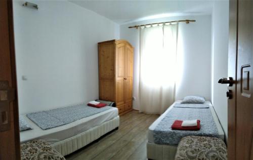 1 Schlafzimmer mit 2 Betten und einem Fenster in der Unterkunft VILLA IRINA - Govedartsi in Govedartsi