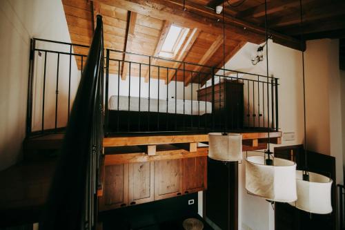 Monteveglioにあるコルテ ダイボの二段ベッド1組(白いベッド付)が備わる客室です。