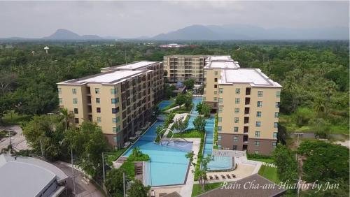 Una vista aérea de un complejo turístico con piscina. en Rain Cha-am Huahin, en Cha Am