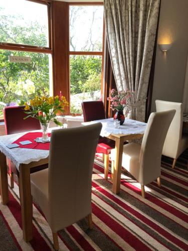 Rockvilla Guest House في ليرويك: غرفة طعام مع طاولة وكراسي