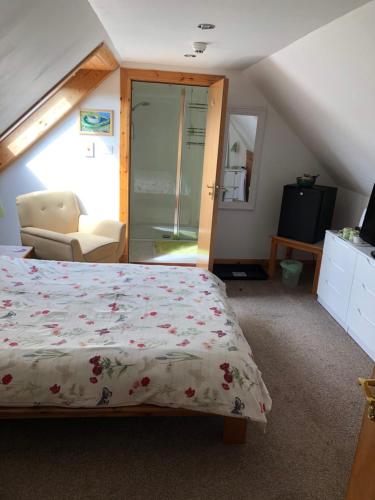 een slaapkamer met een bed en een glazen schuifdeur bij Rockvilla Guest House in Lerwick