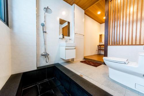 a bathroom with a toilet and a sink at 榛品包棟民宿 in Puli