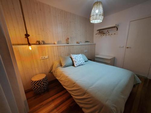 a small bedroom with a bed in a room at A Maquia Do Pousavedra in Sober