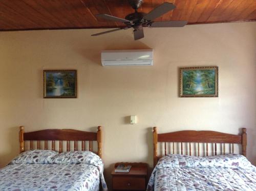 Postel nebo postele na pokoji v ubytování Anchorage Beach Resort Caye Caulker
