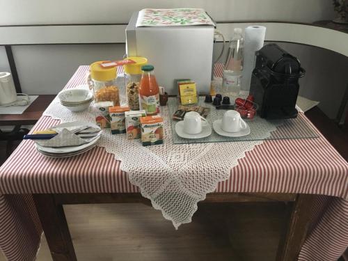 una mesa con un mantel rojo y blanco con comida. en Alla Rotonda dai Santi, en Rovigo