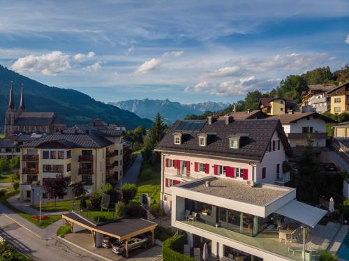 eine Luftansicht einer Kleinstadt mit Gebäuden in der Unterkunft Freiraum 9 Living Apartment in St. Johann im Pongau