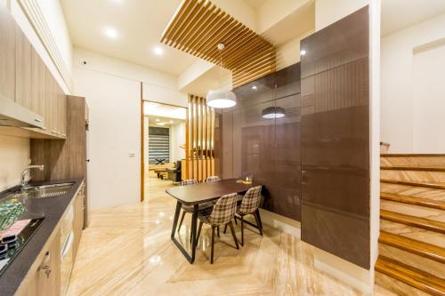 a kitchen and dining room with a table and chairs at 榛品包棟民宿 in Puli