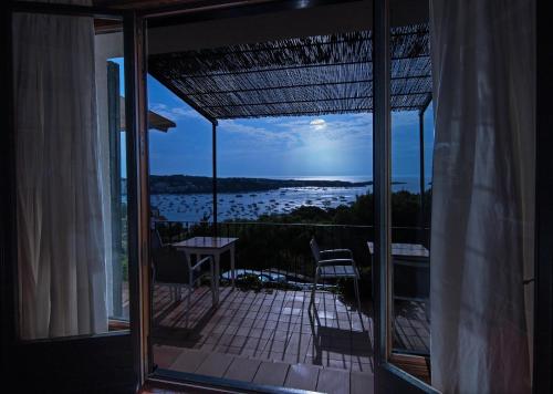 vistas a un porche con vistas al agua en Hotel Rec de Palau, en Cadaqués