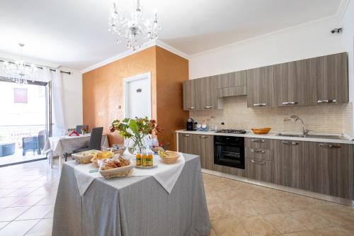 una cucina con un tavolo con del cibo sopra di La casa di Lally a Fiano Romano