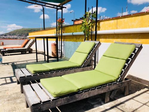 un groupe de chaises assises au-dessus d'un toit dans l'établissement Hostal Andaina, à Oaxaca