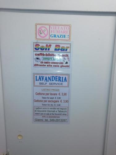 a sign on the side of a bathroom door at Vetrate sul bosco in Marilleva
