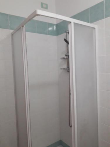 una doccia con porta in vetro in bagno di Villa dei pini a Vieste