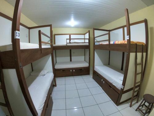 Casa do Professor Hostel tesisinde bir ranza yatağı veya ranza yatakları