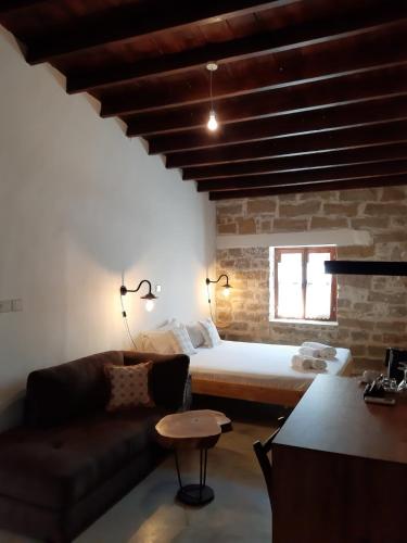 a living room with a bed and a couch at Saint Antonio Maroni in Maroni