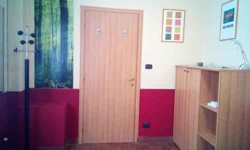 a bathroom with a wooden door in a room at Villa Morgante B&B in Pedara