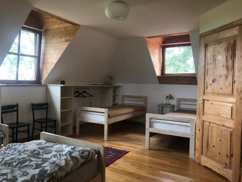 1 dormitorio con cama y techo de madera en Twój Azyl, en Świdnik