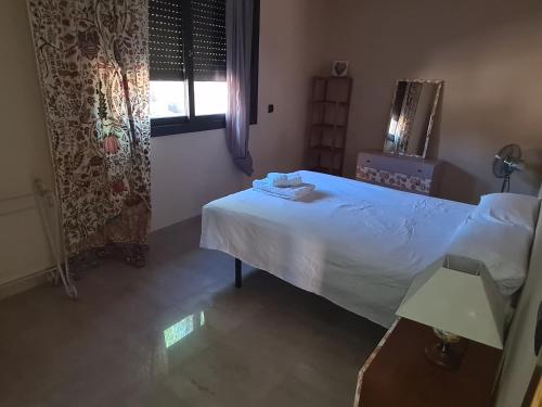 セグル・デ・カラフェルにあるChalet Relaxのベッドルーム(白いベッド1台、窓付)