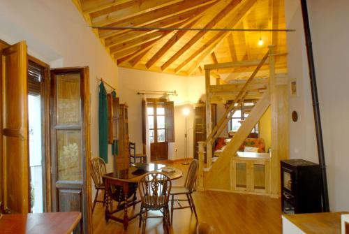 ein Esszimmer mit einem Tisch und Stühlen in einem Zimmer in der Unterkunft Estudio con vistas Albayzin in Granada