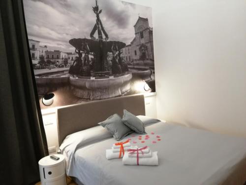 1 dormitorio con 1 cama con una foto de una fuente en B&B VISTAZZURRA - Casa Saldarelli, en Giovinazzo
