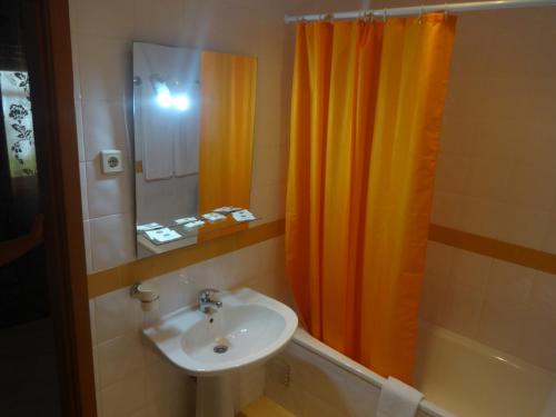 Hotel Bonjardim tesisinde bir banyo