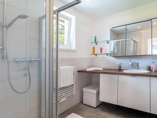 biała łazienka z prysznicem i umywalką w obiekcie Appartement Burgblick w mieście Heinfels