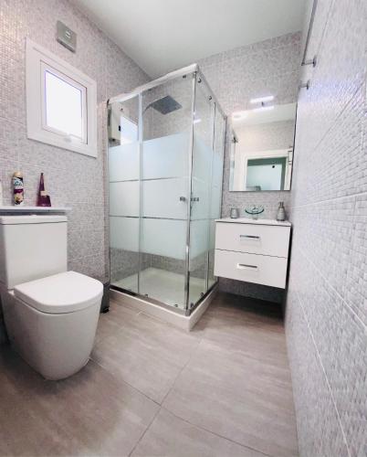 un bagno con doccia, WC e lavandino di SANDY BAY Villa a Ayia Napa