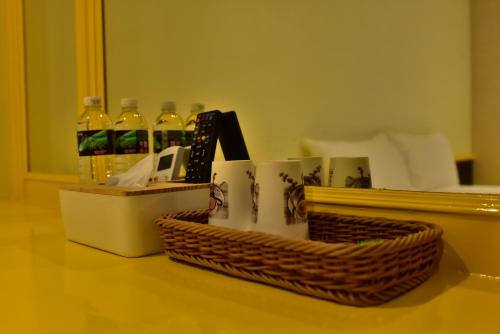 花蓮市にあるCorner Love Houseの- 本のバスケット、テーブルの上のボトル入り飲料水