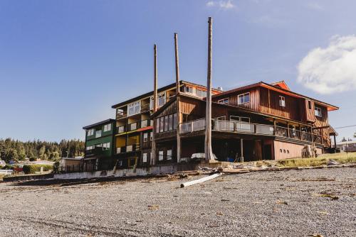 ein großes Gebäude auf der Straßenseite in der Unterkunft The Oceanfront Hotel in Sointula