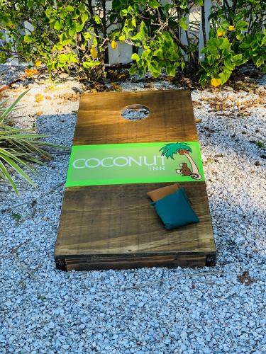 Certificado, premio, señal o documento que está expuesto en Coconut Inn Pass-a-Grille Beach