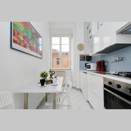 Trastevere Apartment up to 5 people - with separate Living Room - AC & WiFi