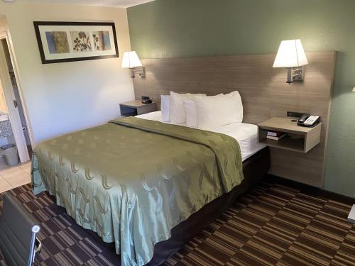 Ένα ή περισσότερα κρεβάτια σε δωμάτιο στο Quality Inn