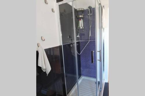 A bathroom at Casa Torre Palomba (Castel del Monte-Trani)