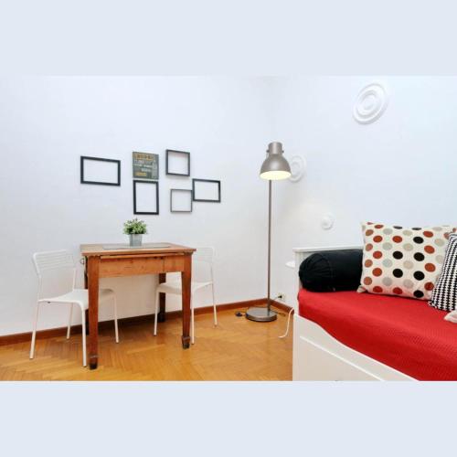 Trastevere Apartment up to 5 people - with separate Living Room - AC & WiFi