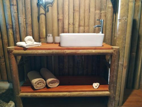 A bathroom at Four Monkeys Eco Lodge - Jungle & Beach