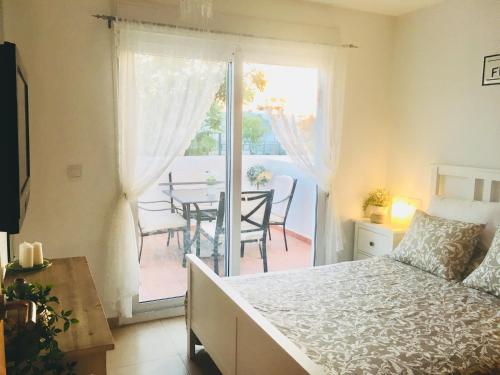 Ένα ή περισσότερα κρεβάτια σε δωμάτιο στο 3 Bed Apartment Condado de Alhama Golf Resort