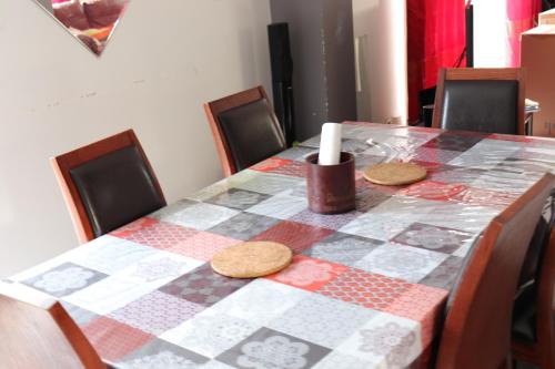 - une table avec des biscuits et une bougie dans l'établissement Ma Grace, à Savigny-le-Temple